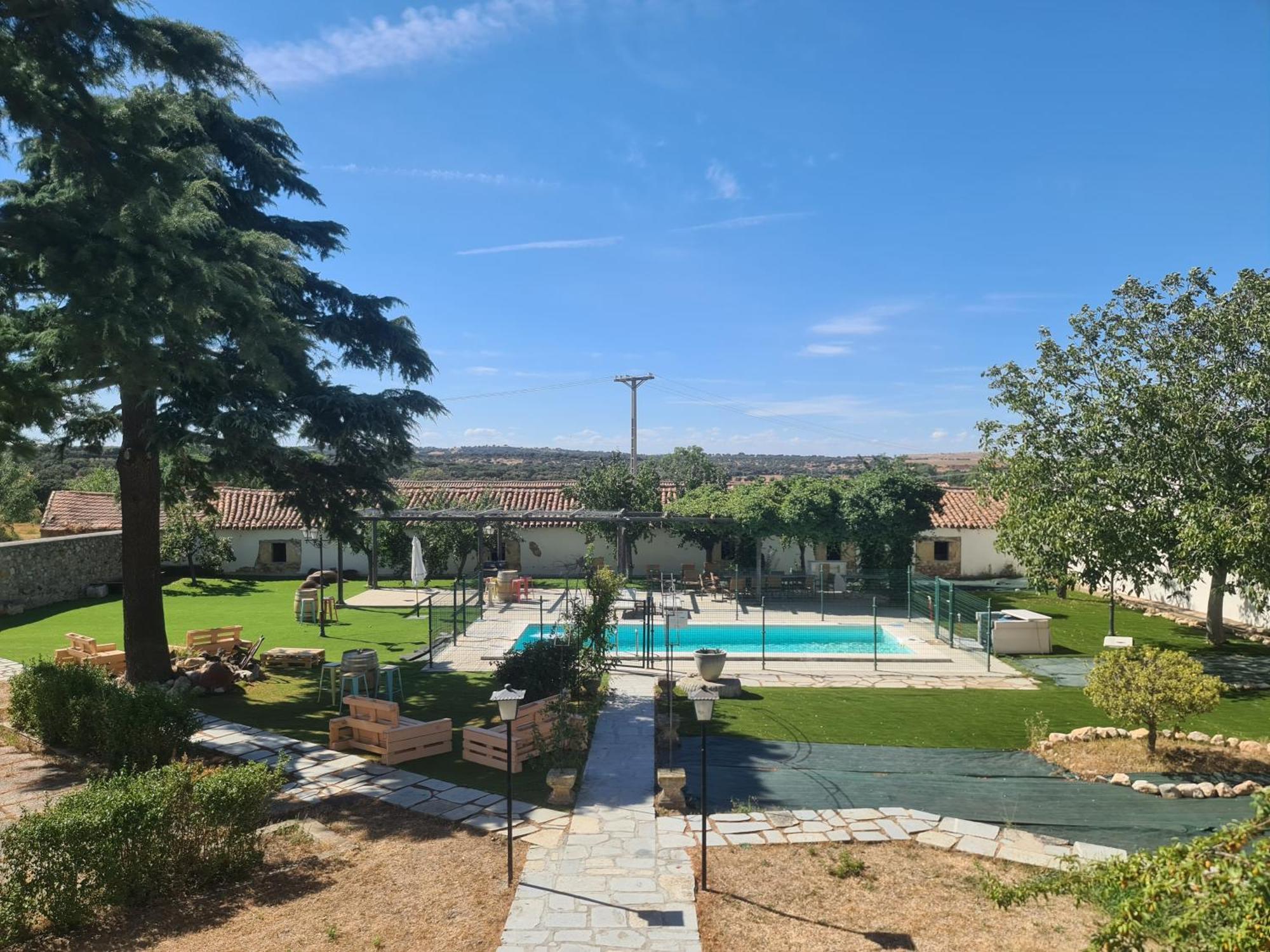 Casa Rural Palacio Conde De Aldana Con Piscina Entre Encinares Y Dehesas Terradillos Exterior photo